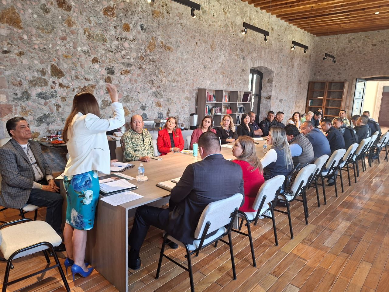 Puede ser una imagen de 8 personas y personas estudiando
