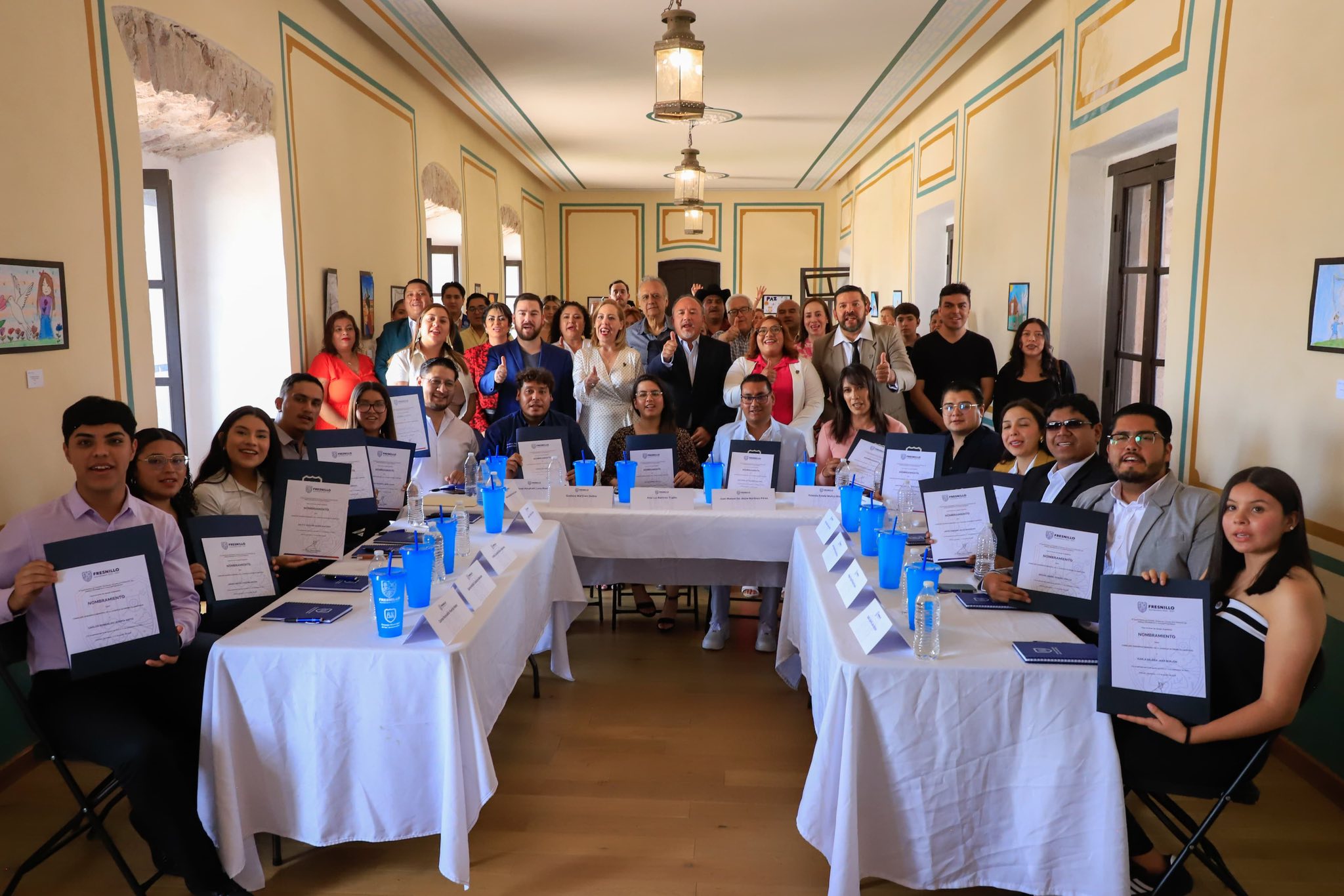 Puede ser una imagen de 5 personas, personas estudiando y texto